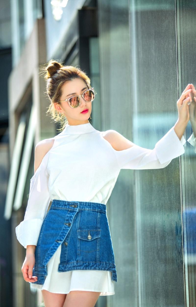 刘颖伦甜美街拍写真