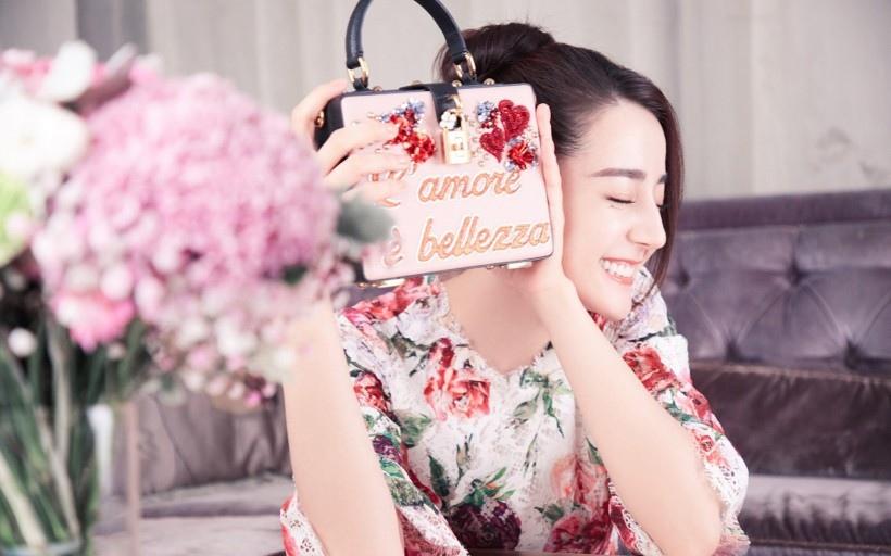 迪丽热巴活泼俏皮碎花热裙写真