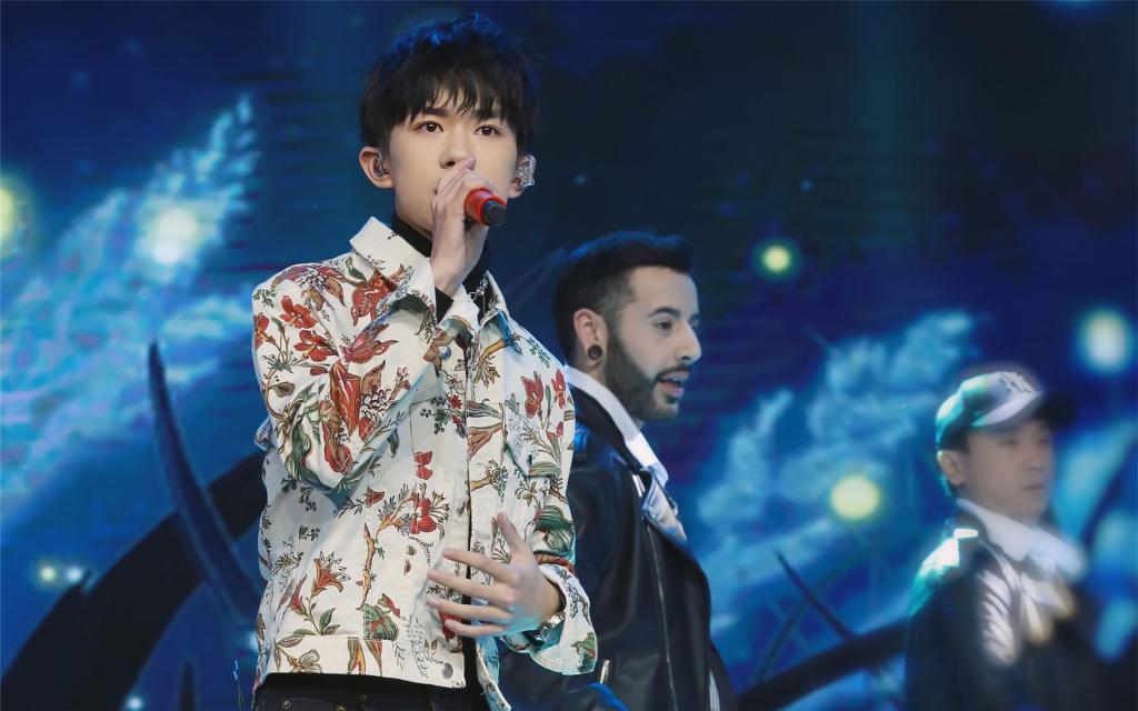 易烊千玺时尚炫酷写真