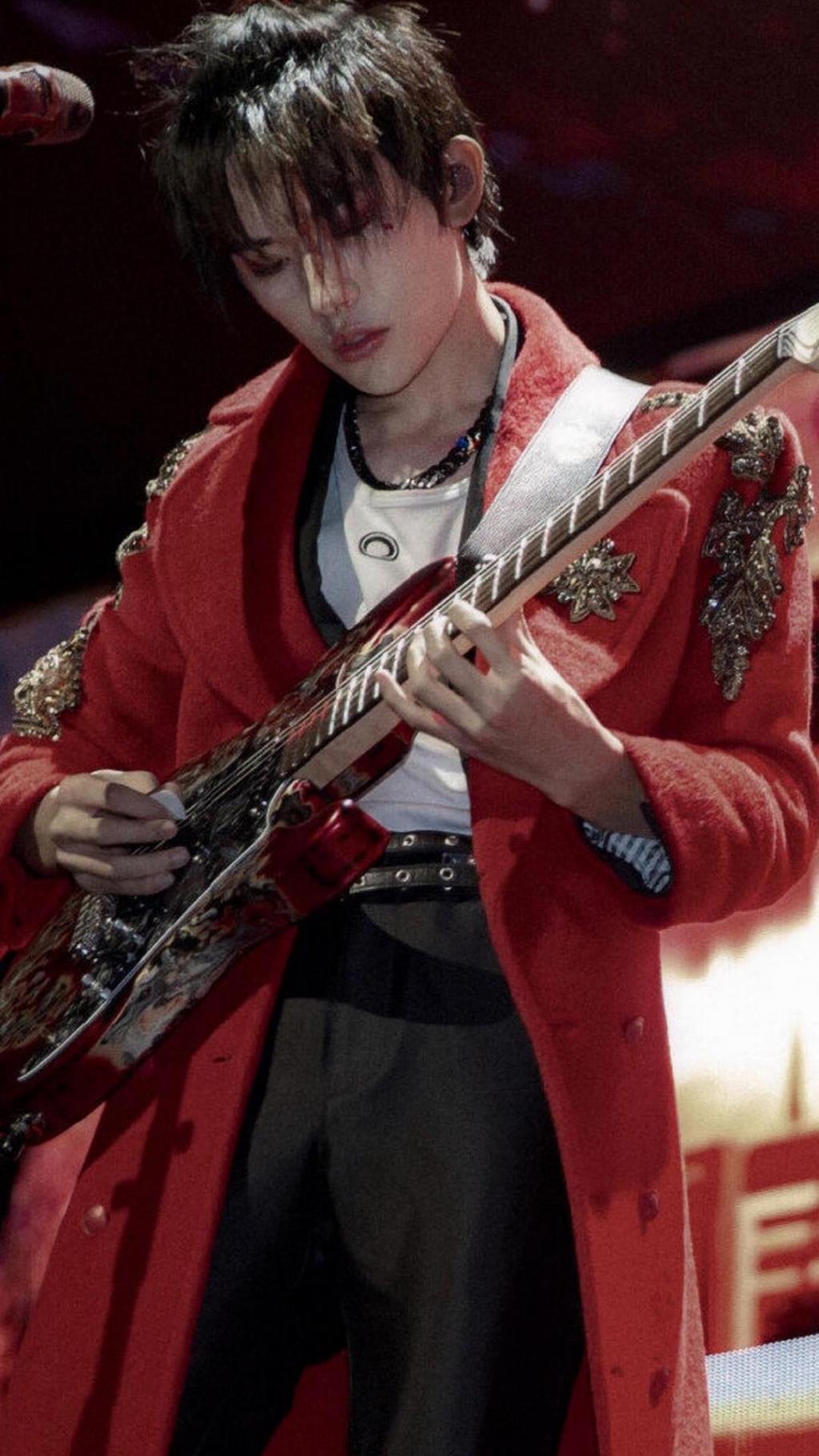 青春少年易烊千玺个性写真