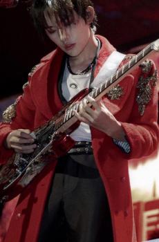 青春少年易烊千玺个性写真-1