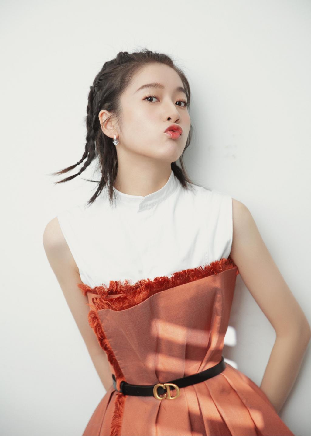 张雪迎鞭炮辫俏皮写真