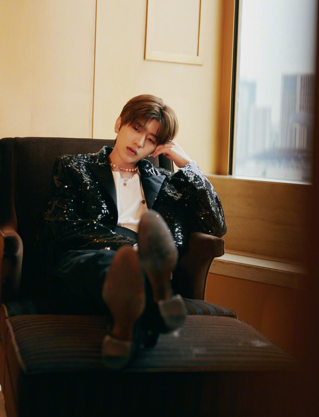  蔡徐坤亮片西装短外套写真