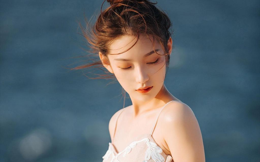 海边白皙美女性感吊带妩媚迷人写真