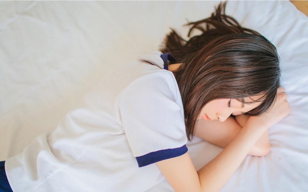 清新可爱女生床照图片