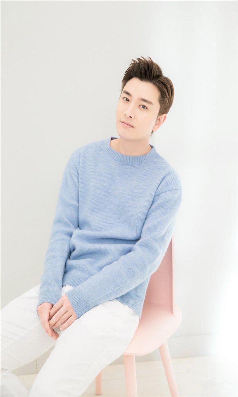 暖男贾乃亮浅蓝毛衣写真