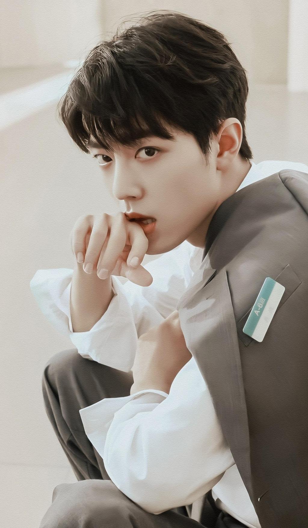 温暖少年肖战帅气西装写真