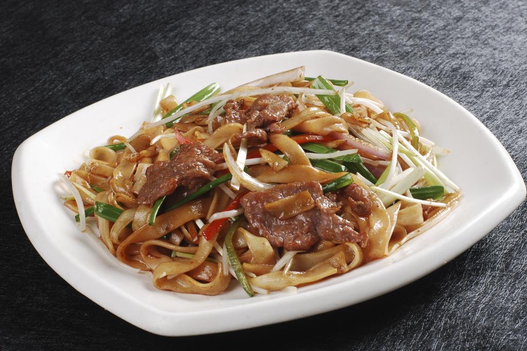 广东特色传统小吃干炒牛河