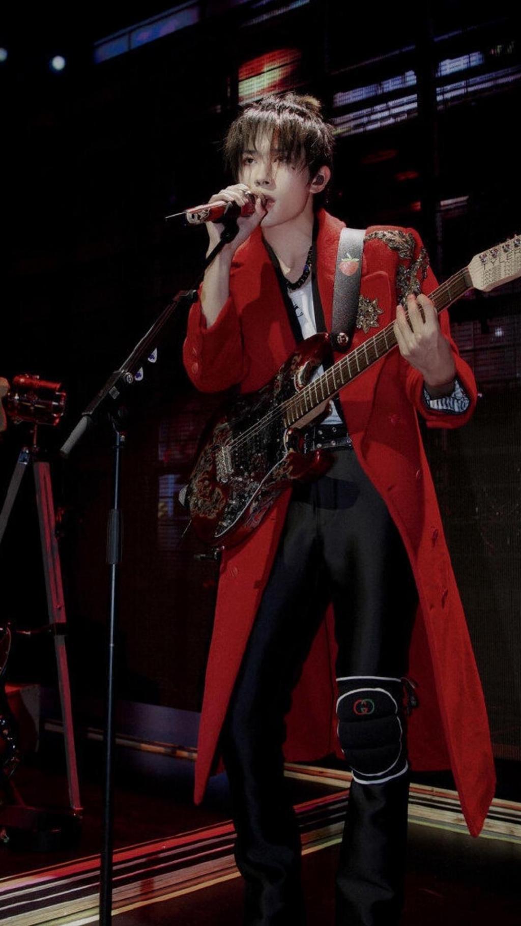 青春少年易烊千玺个性写真