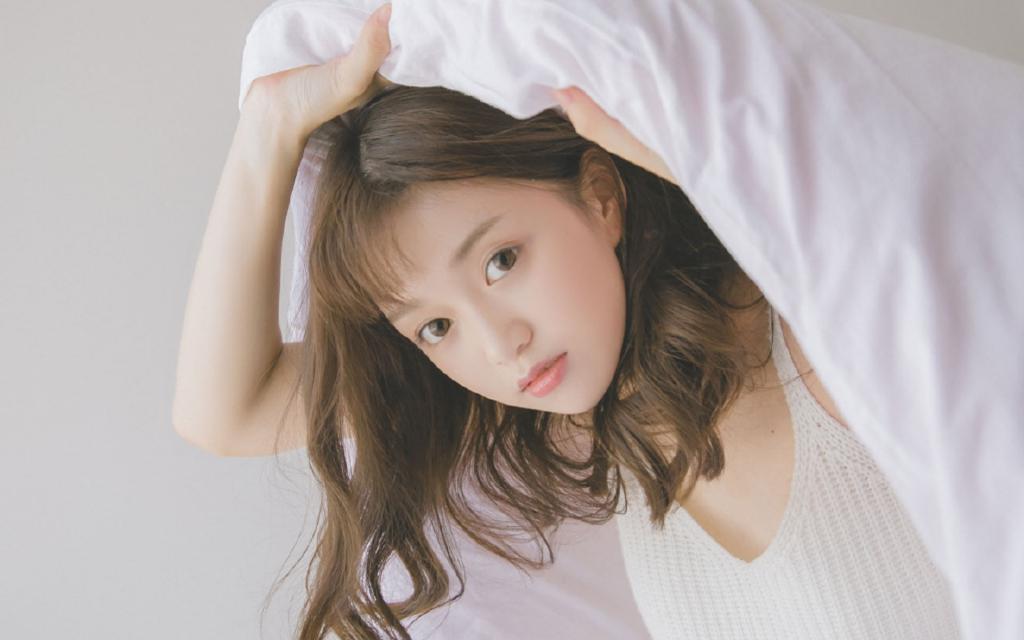 清纯养眼的长发美女写真