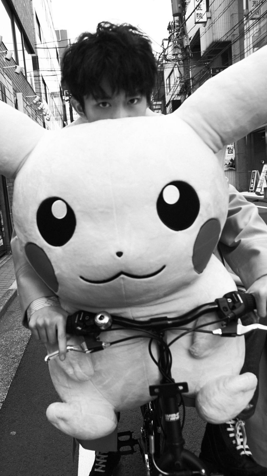 易烊千玺时尚酷炫黑白帅气写真