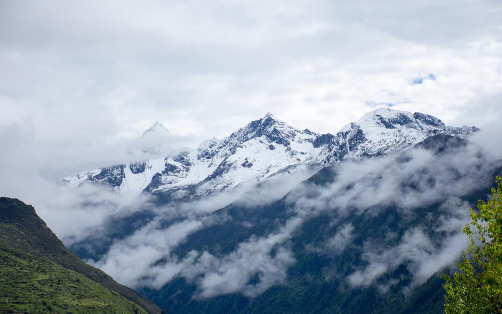 巍峨的雪山绵绵