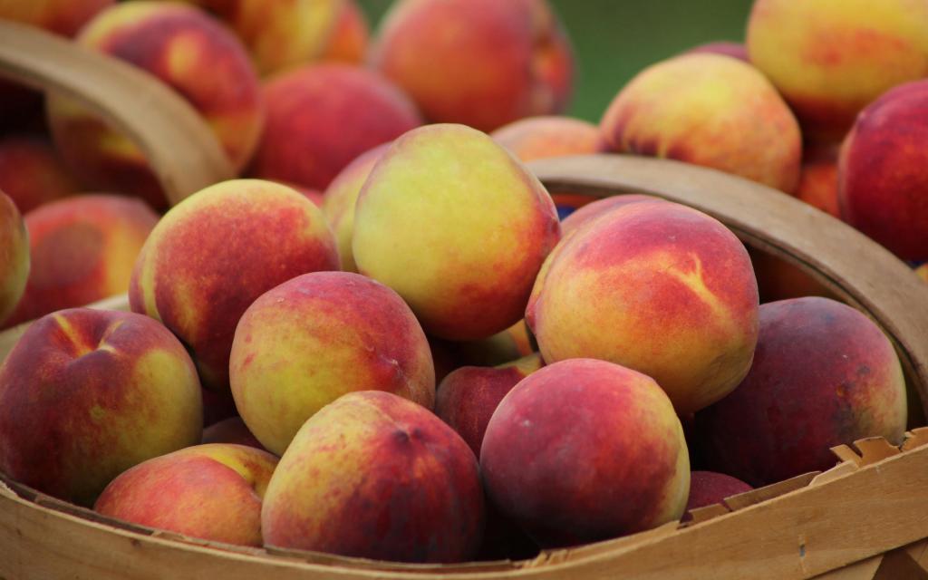 甜蜜多汁的水蜜桃