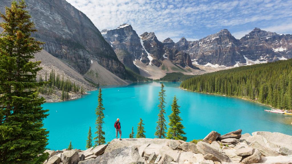 倒影在湖泊的高山