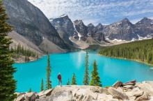 倒影在湖泊的高山