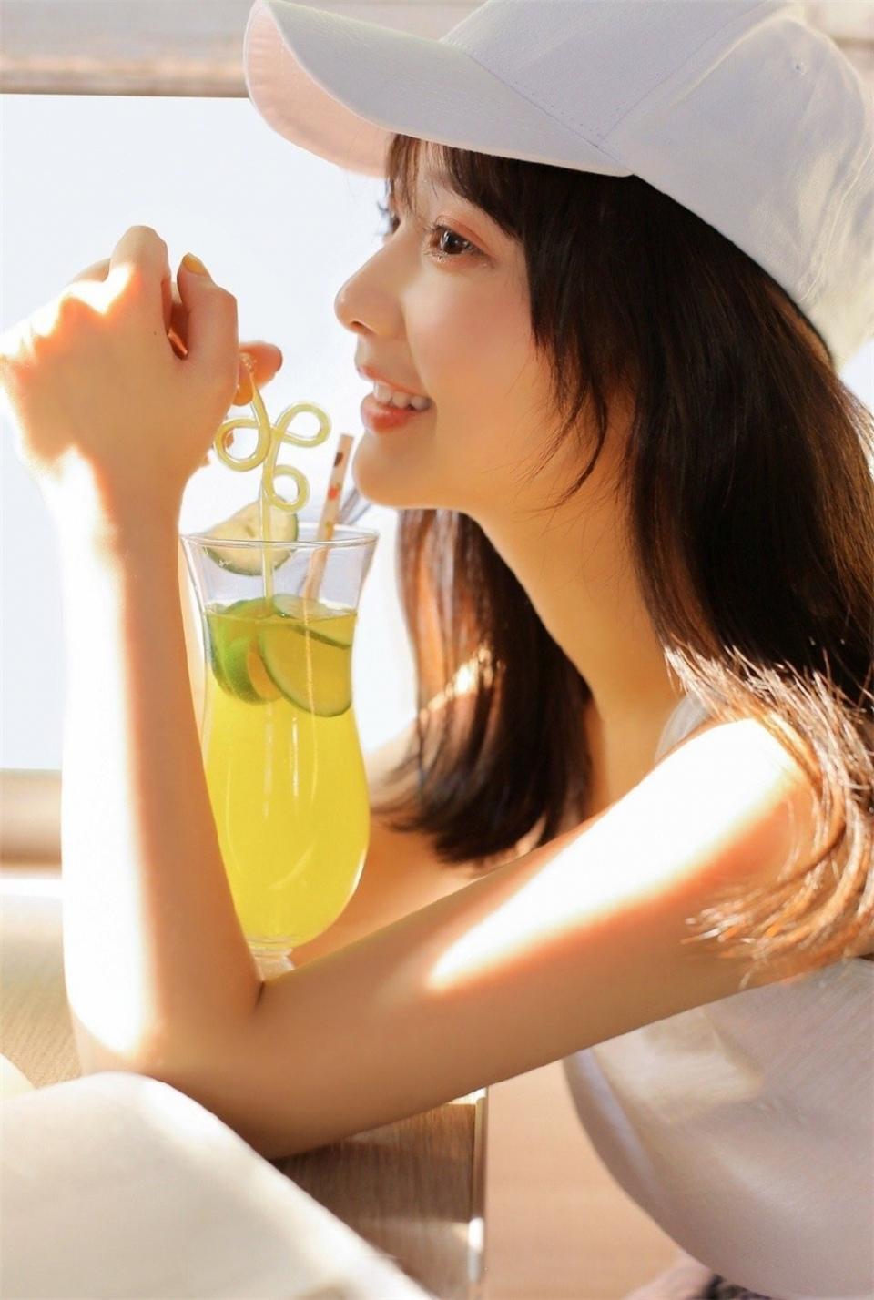 运动风纯情少女粉嫩甜美可爱私房写真