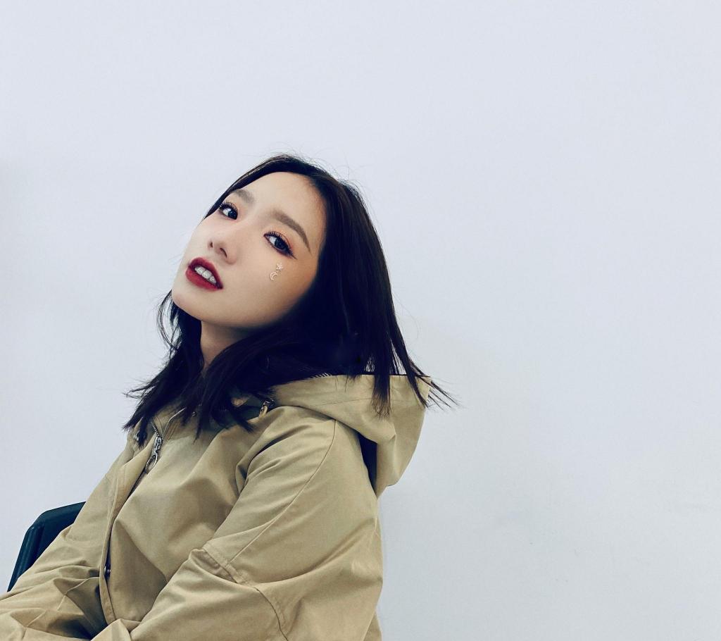 孟美岐精美妆容时尚气质迷人生活照