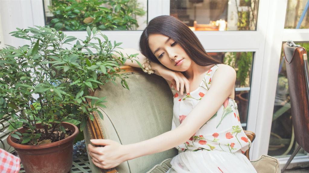 清纯养眼辣妹居家写真