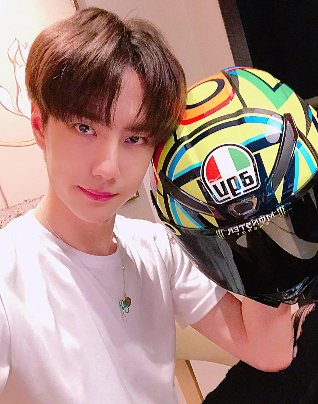 俊朗少年王一博干净帅气生活照