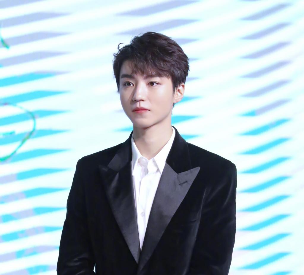 王俊凯黑色西装帅气写真