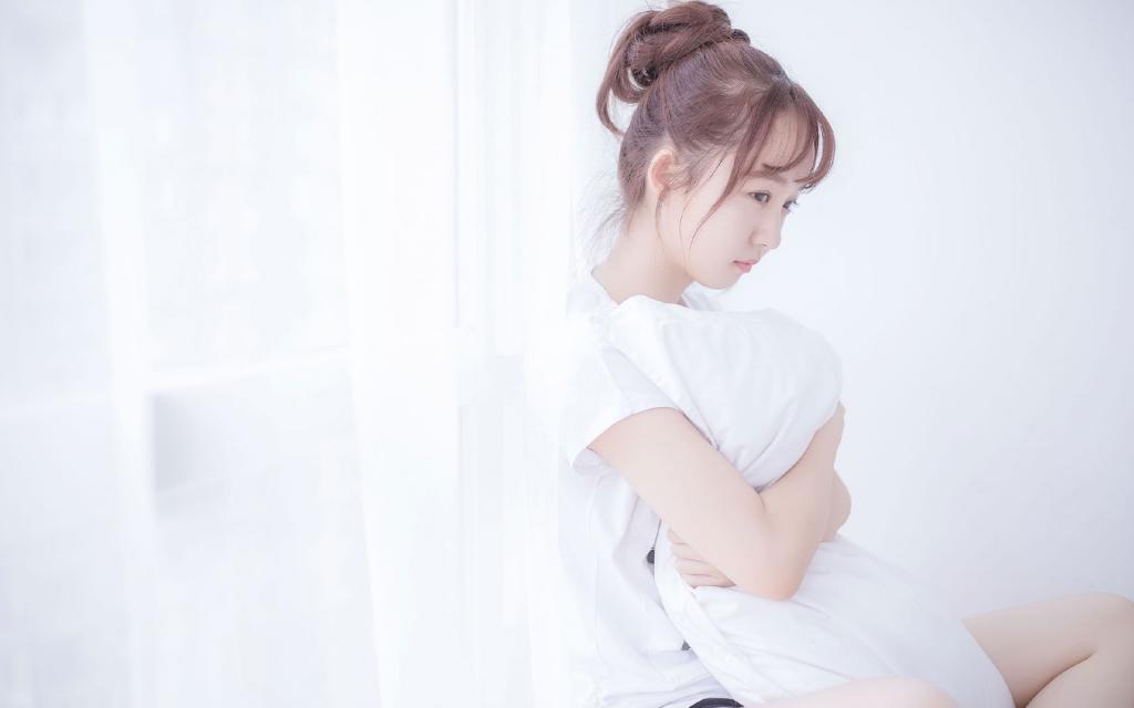 丸子头少女床上