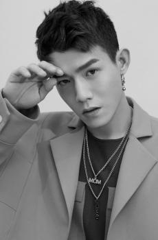 成熟型男朱戬帅气休闲迷人写真