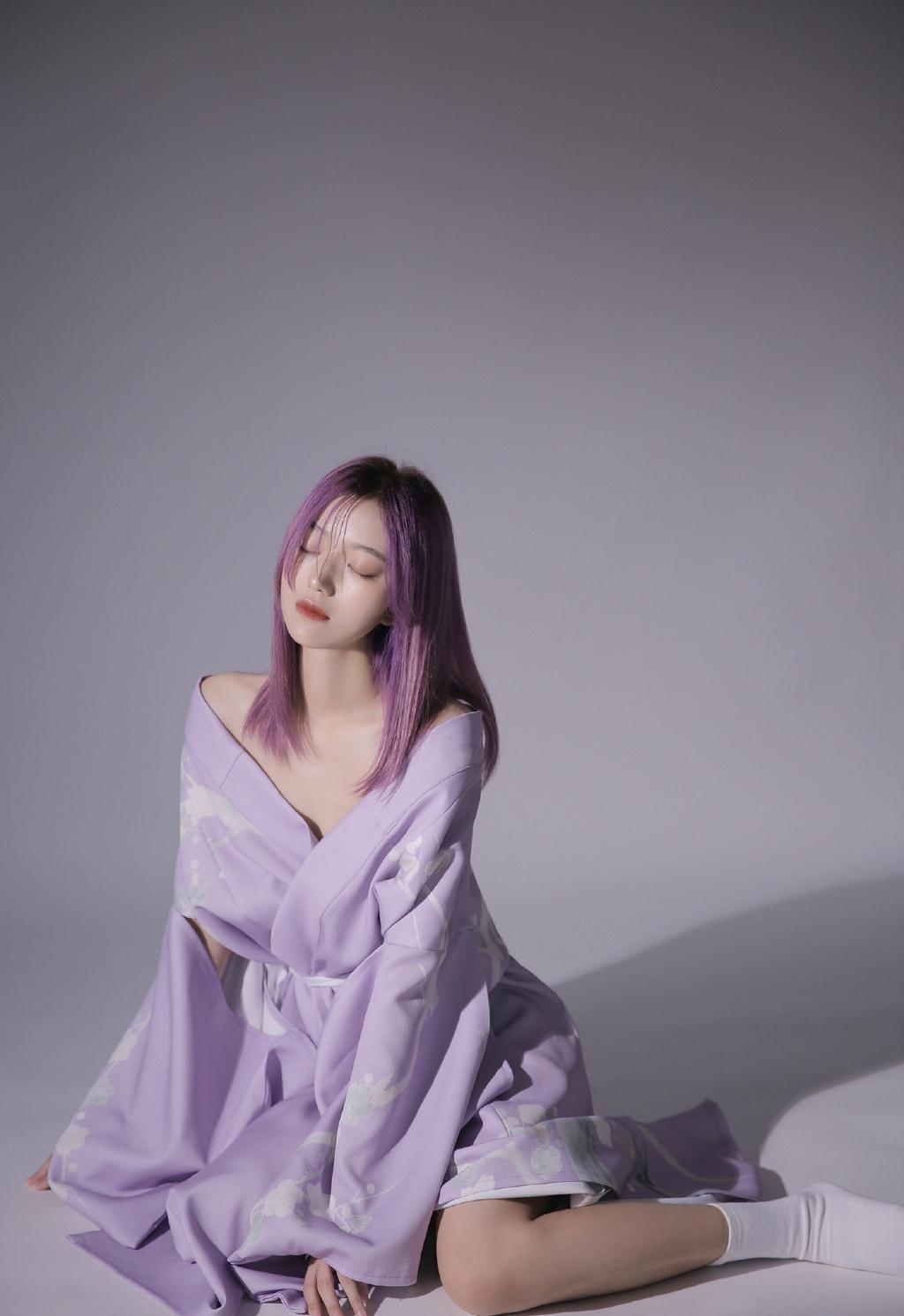 紫发和服美女香肩诱惑私房写真