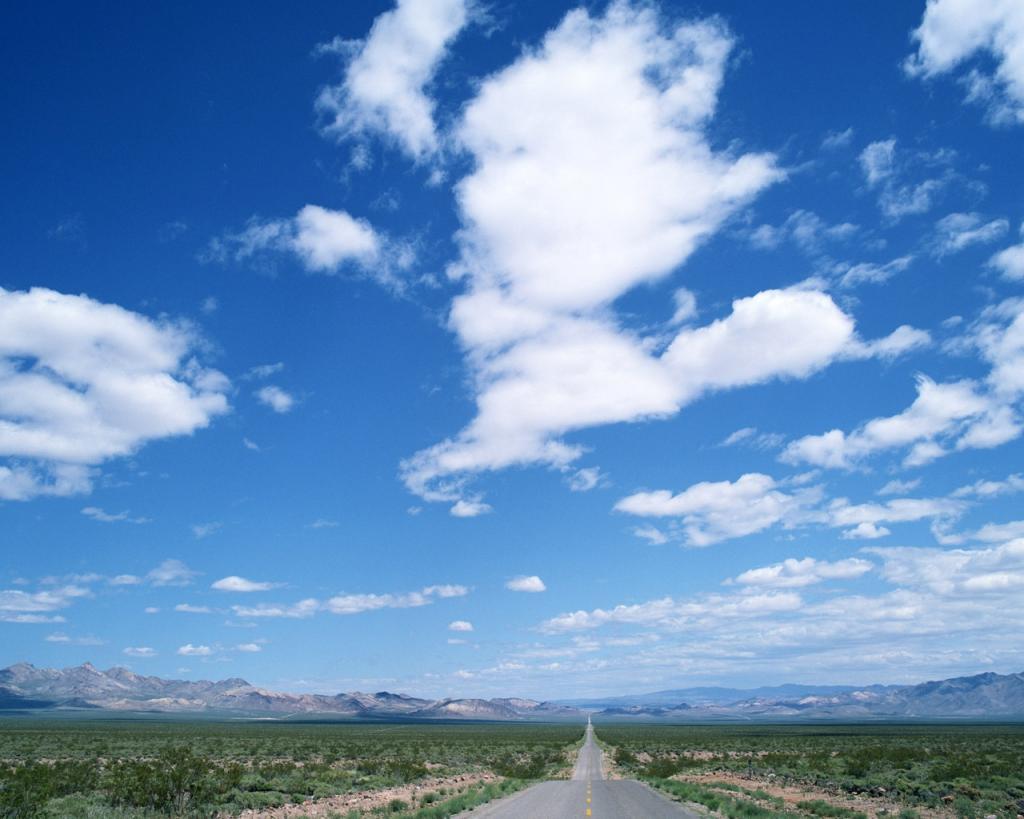 公路上的蓝天白云风景