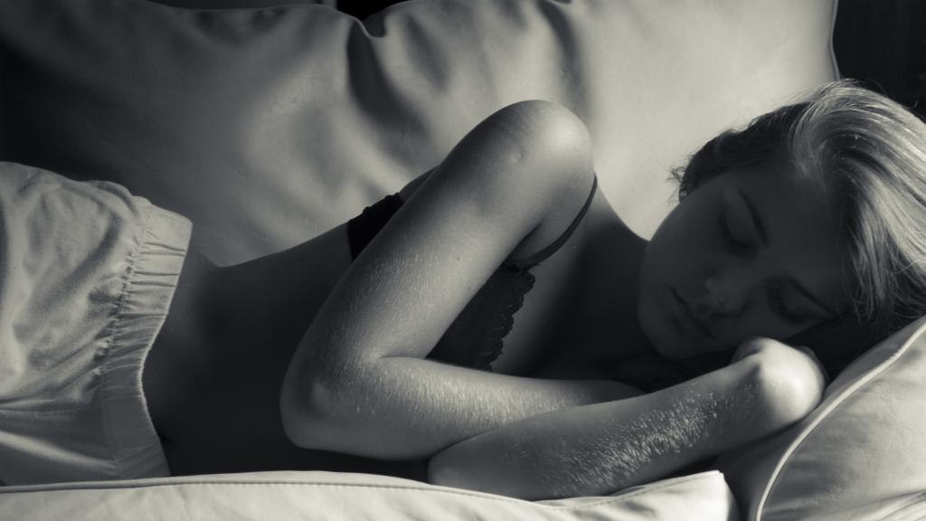 一个睡着了的女人图片