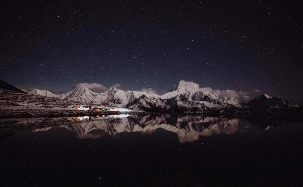皑皑白雪的峻峭雪山