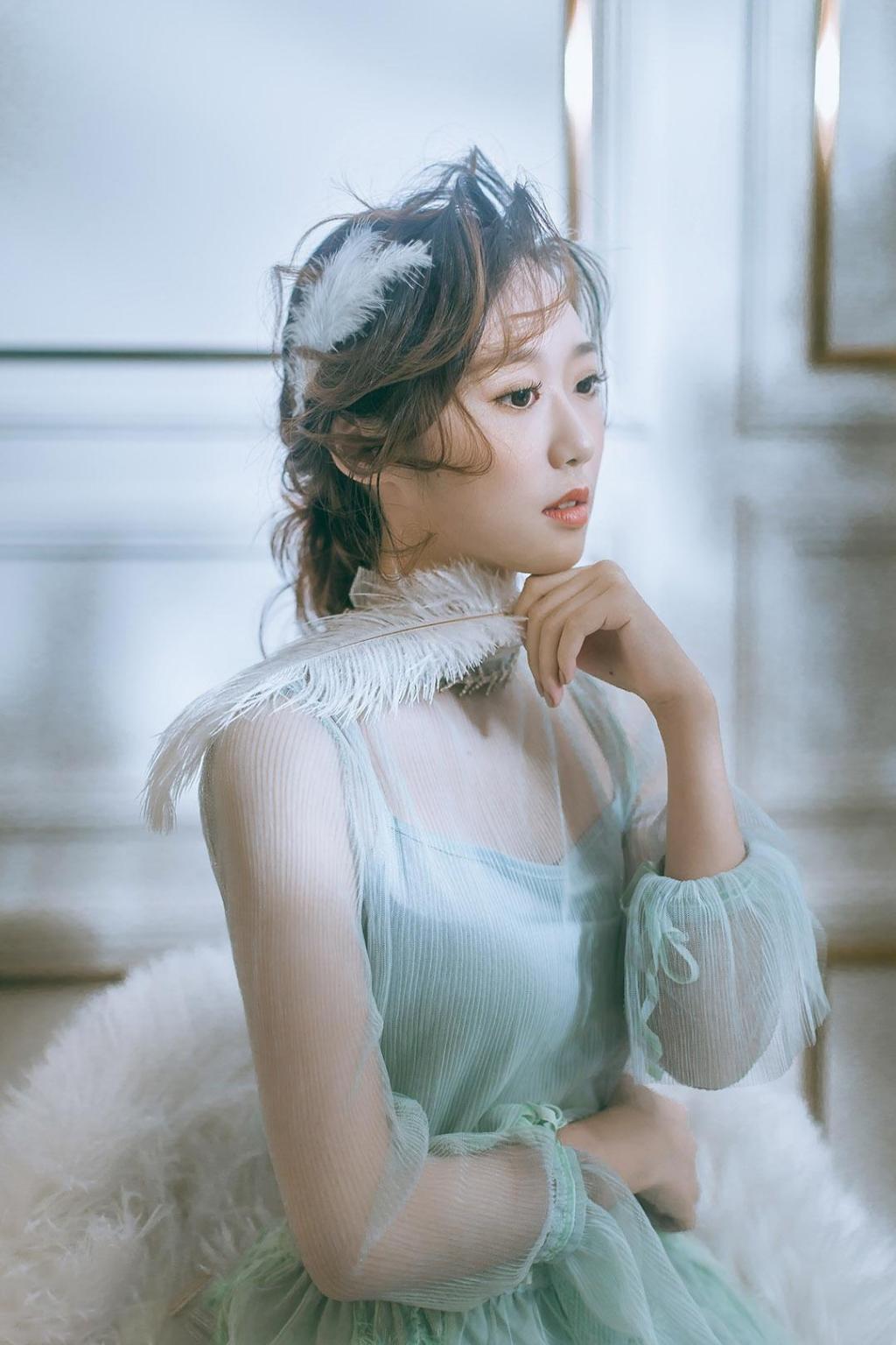 气质女神性感蕾丝私房迷人写真