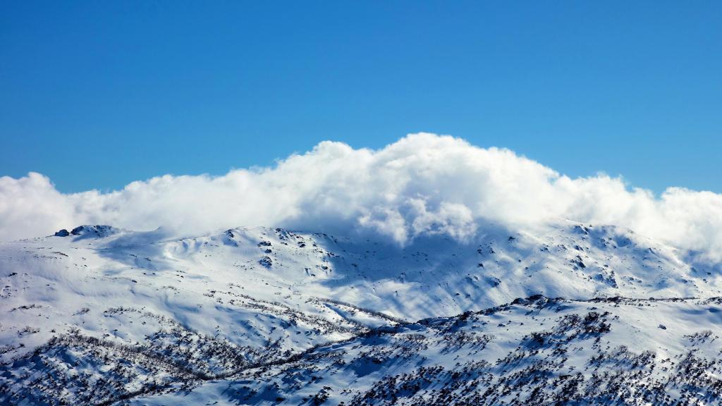 白雪皑皑的雪山
