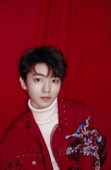 王俊凯帅气休闲风格写真-1