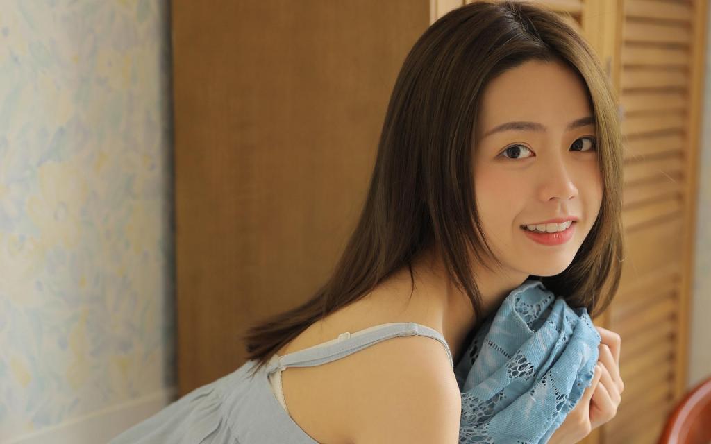 居家吊带睡衣美女白嫩精致甜美诱人写真