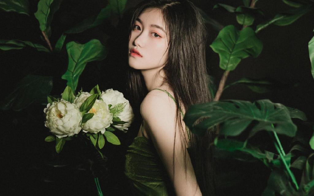 深系御姐风性感吊带香艳香肩魅惑写真