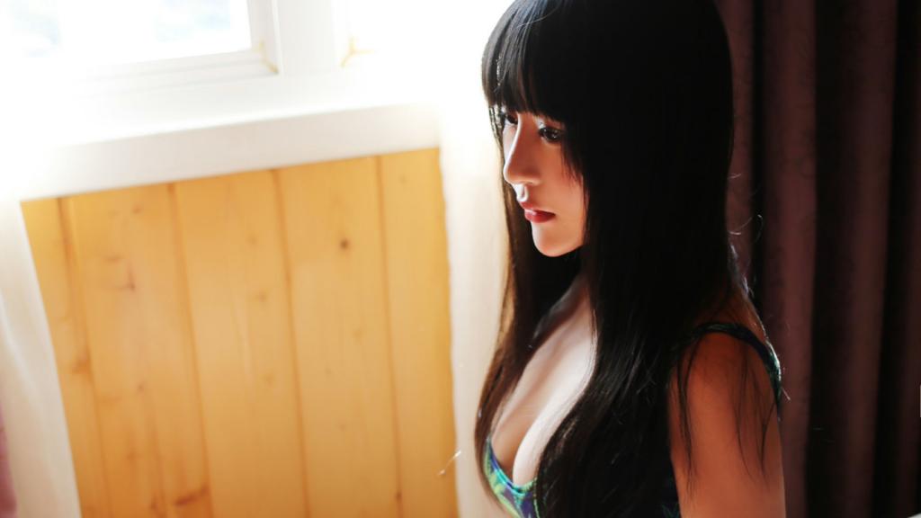 面无表情的美女