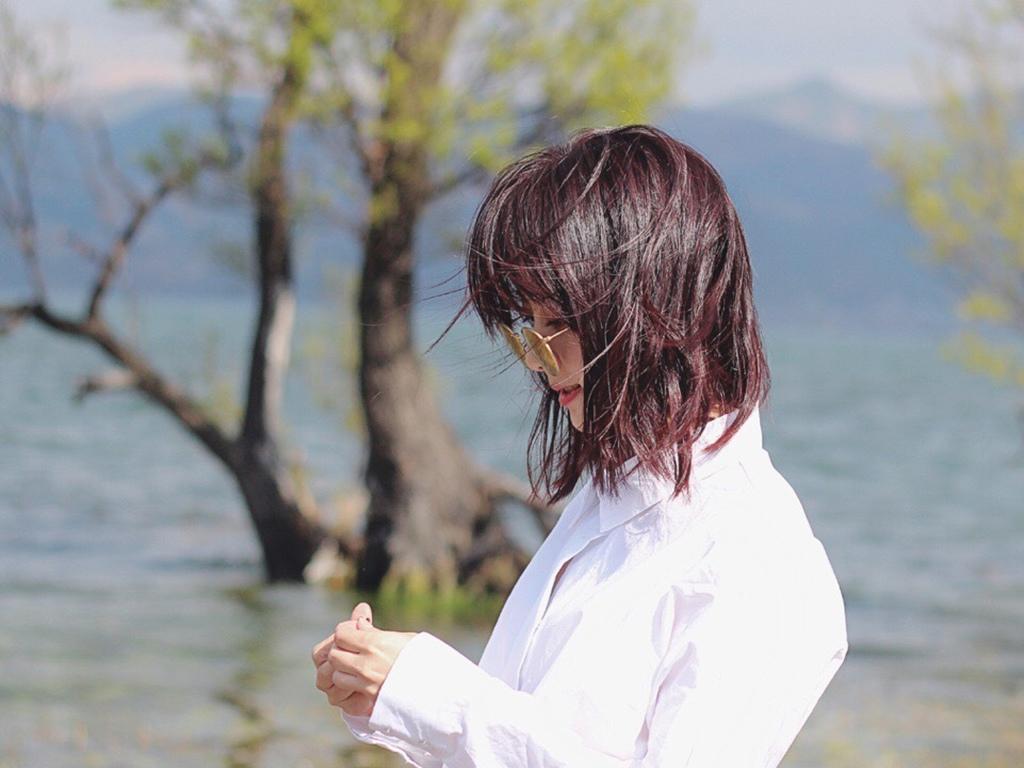 谭松韵清新白衬衫写真