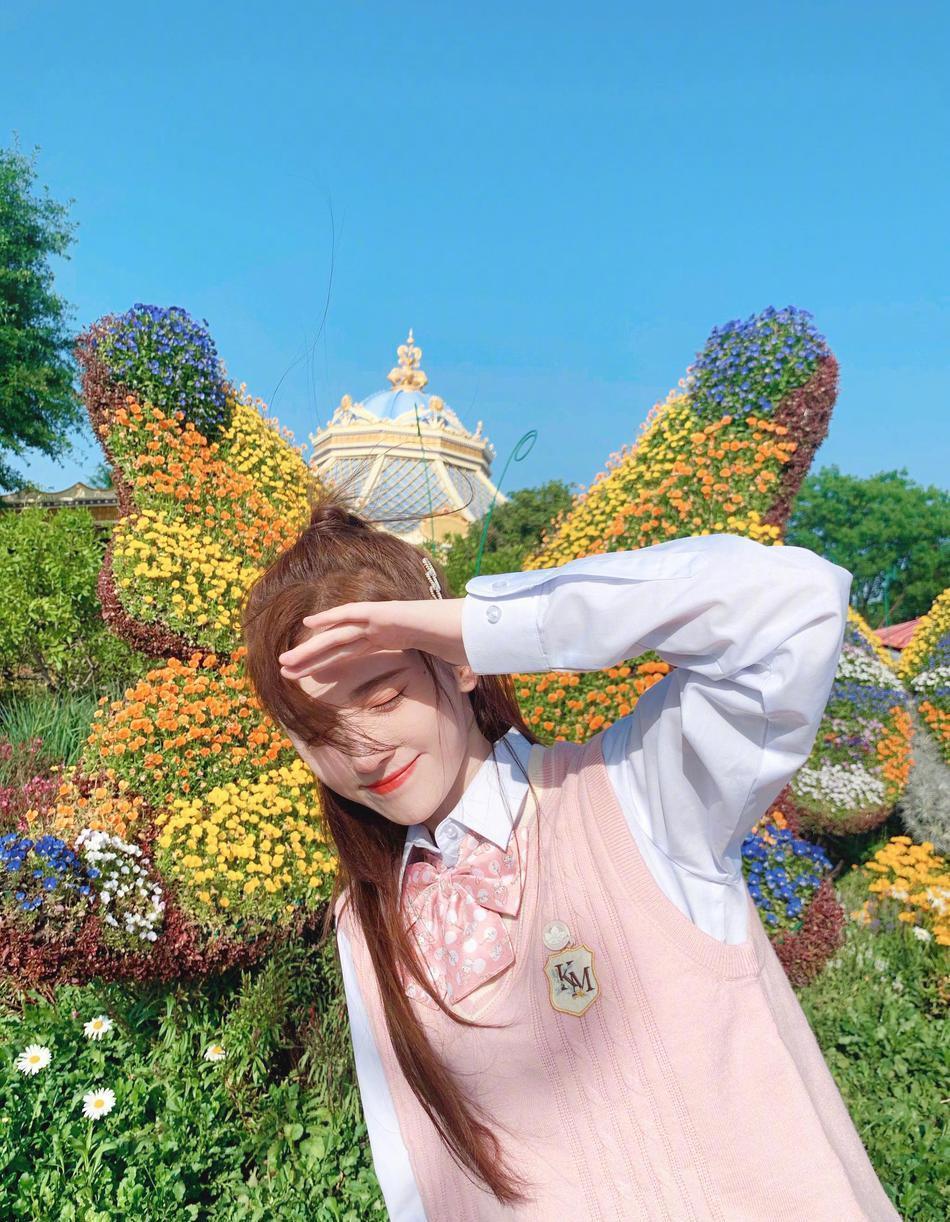 鞠婧祎迪士尼少女心甜美自拍