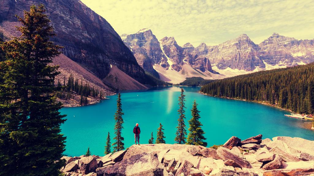 倒影在湖泊的高山