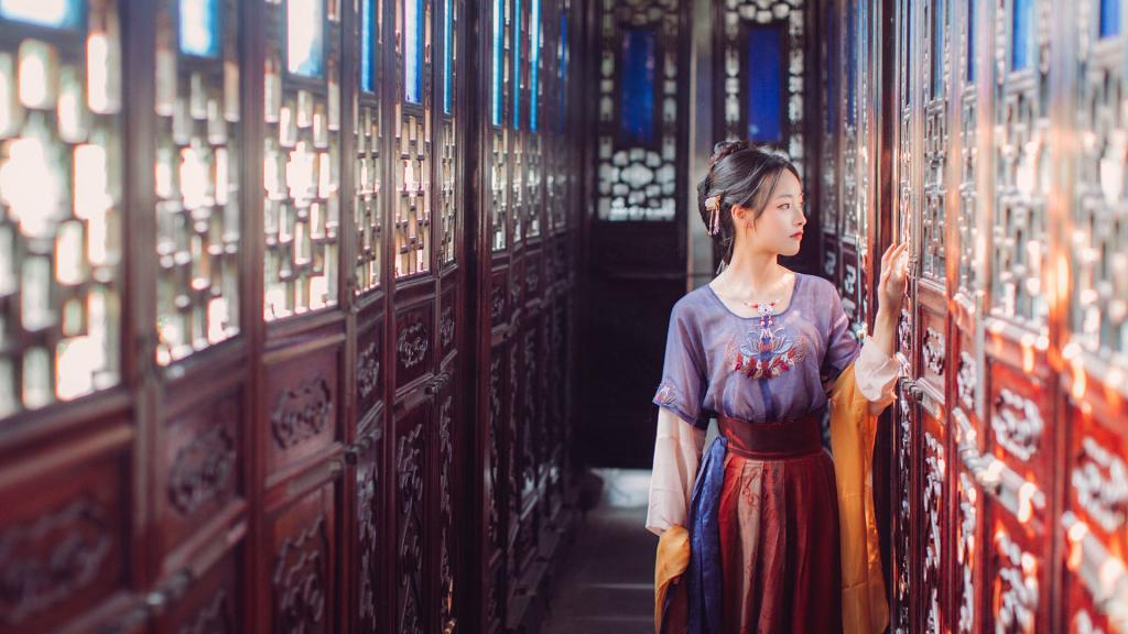 明艳动人的古装美女写真