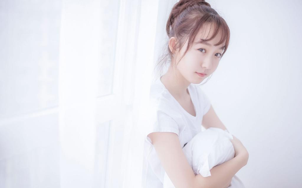 丸子头少女床上