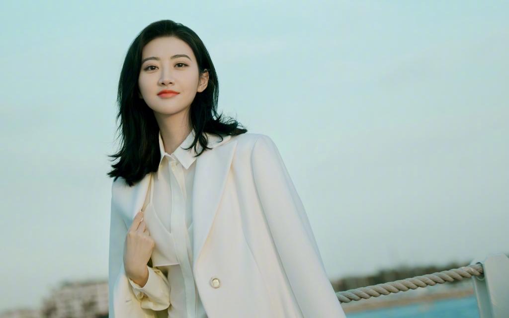 景甜白色大衣海边迷人写真