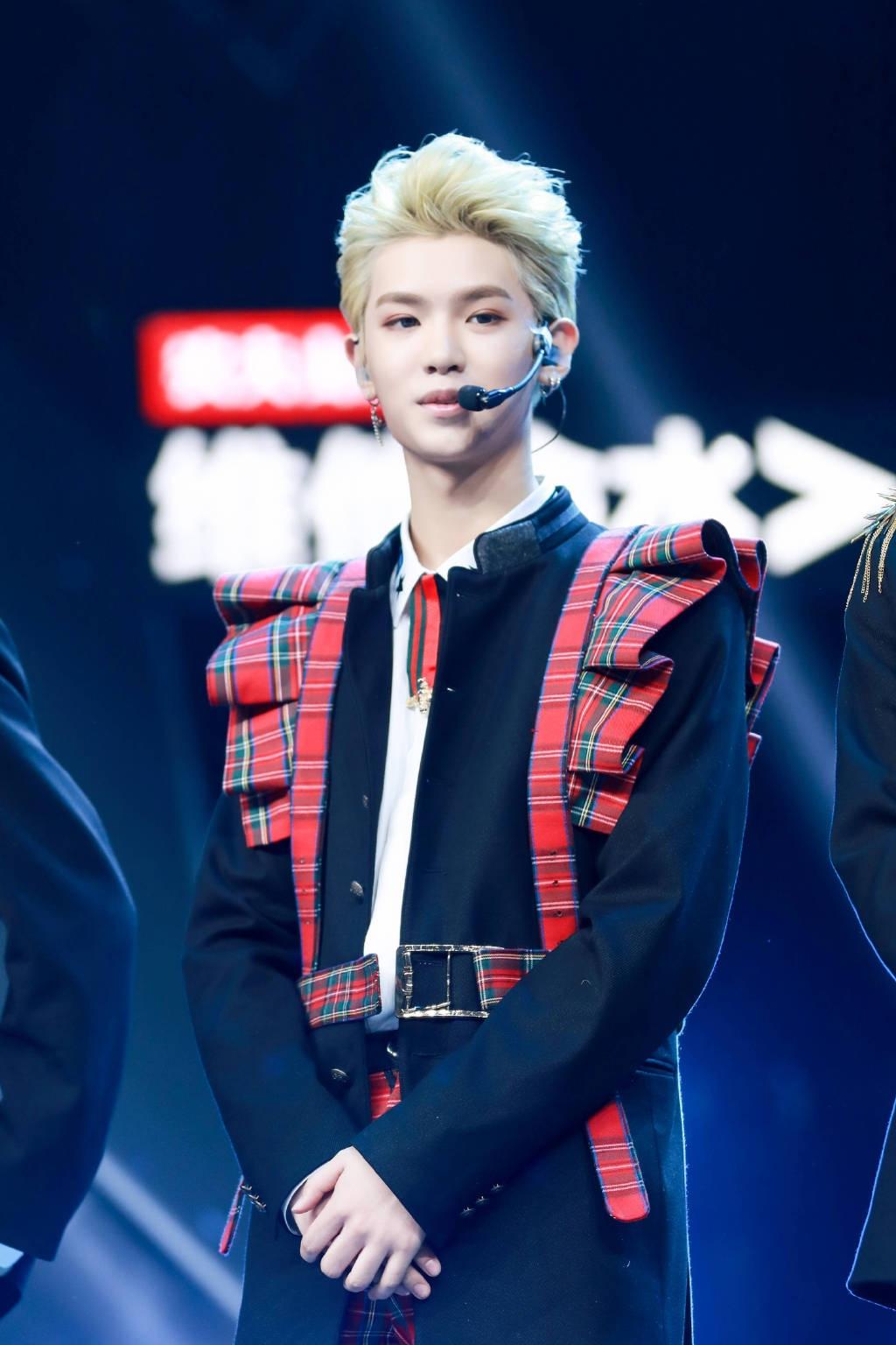 黄明昊帅气写真