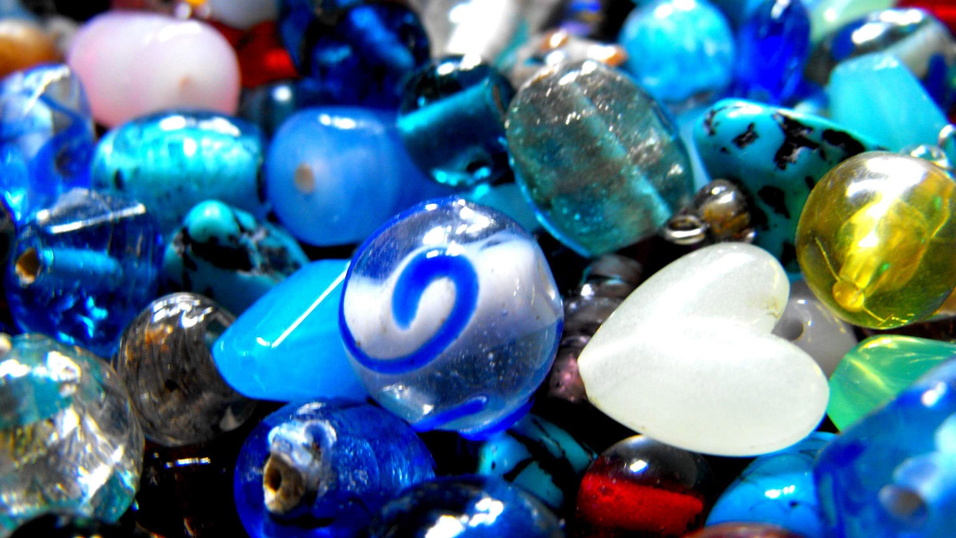 首页 电脑壁纸 蓝彩琉璃珠饰品 > || 更新时间:2018-08-20 颜色分