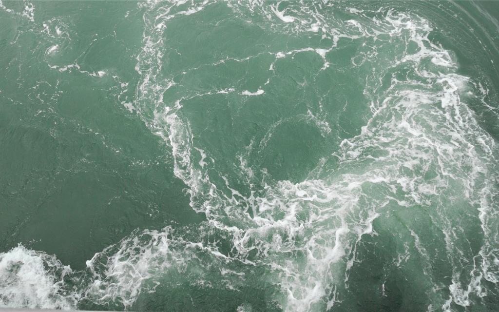 海浪一波一波接踵而来