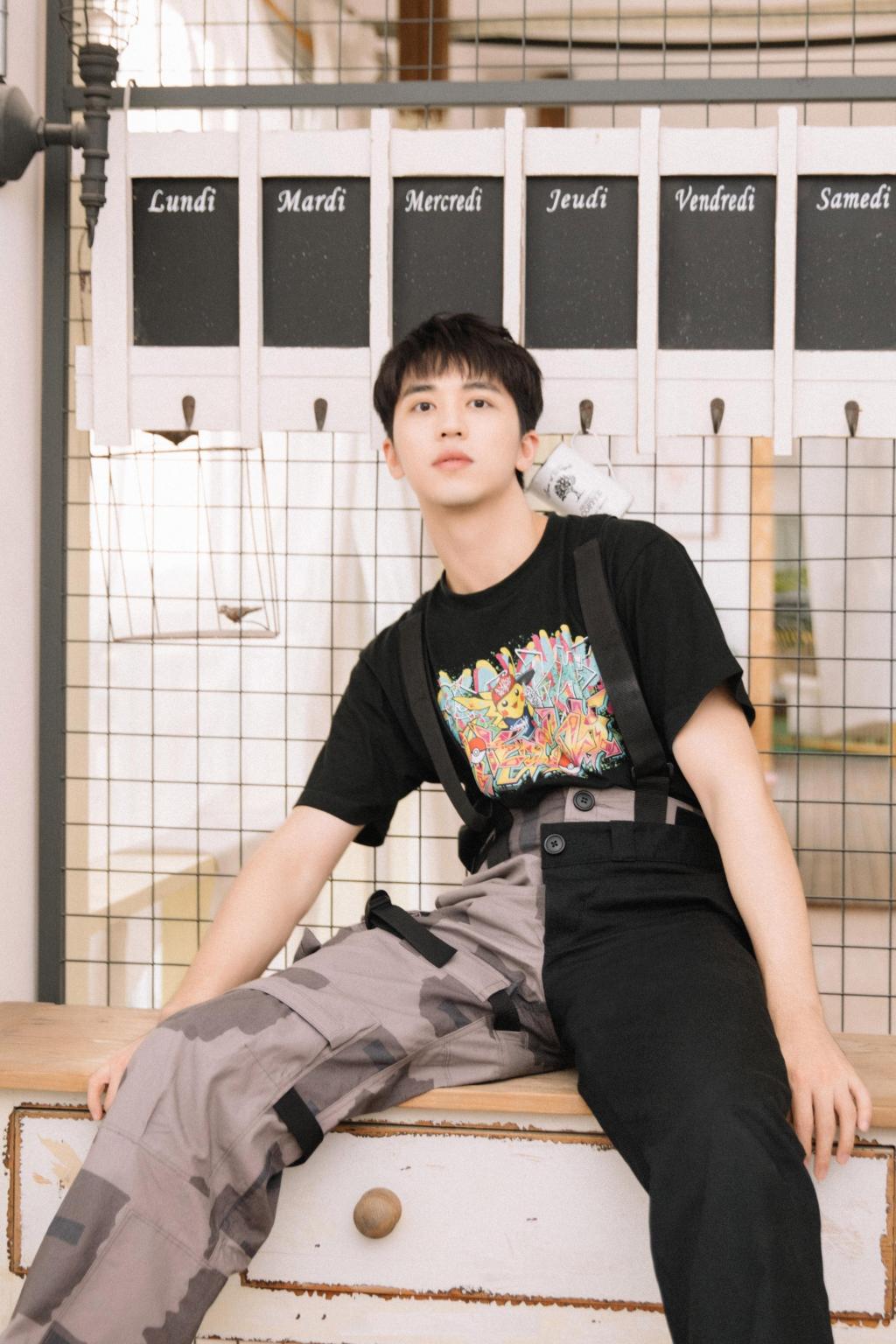 许魏洲撞色背带裤阳光帅气写真