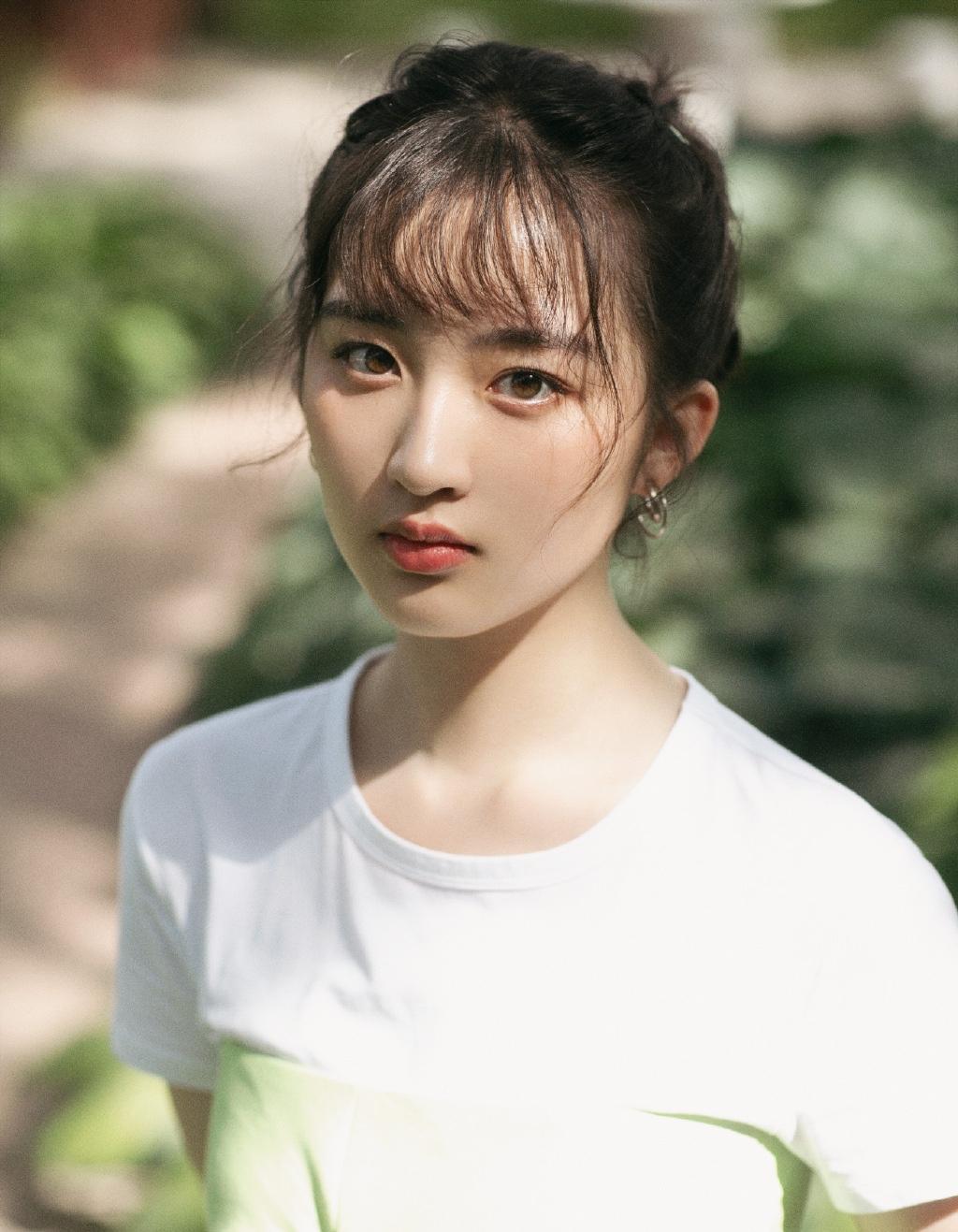 邓恩熙清新绿裙甜美仙气写真