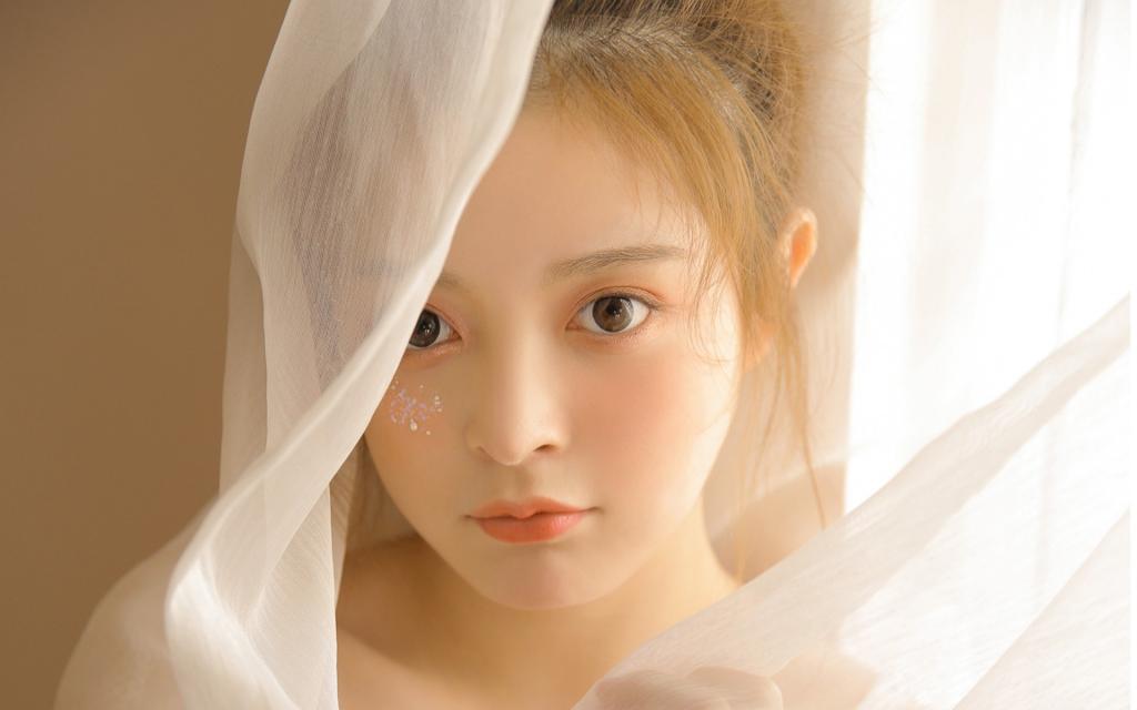 温柔白嫩小美女居家写真