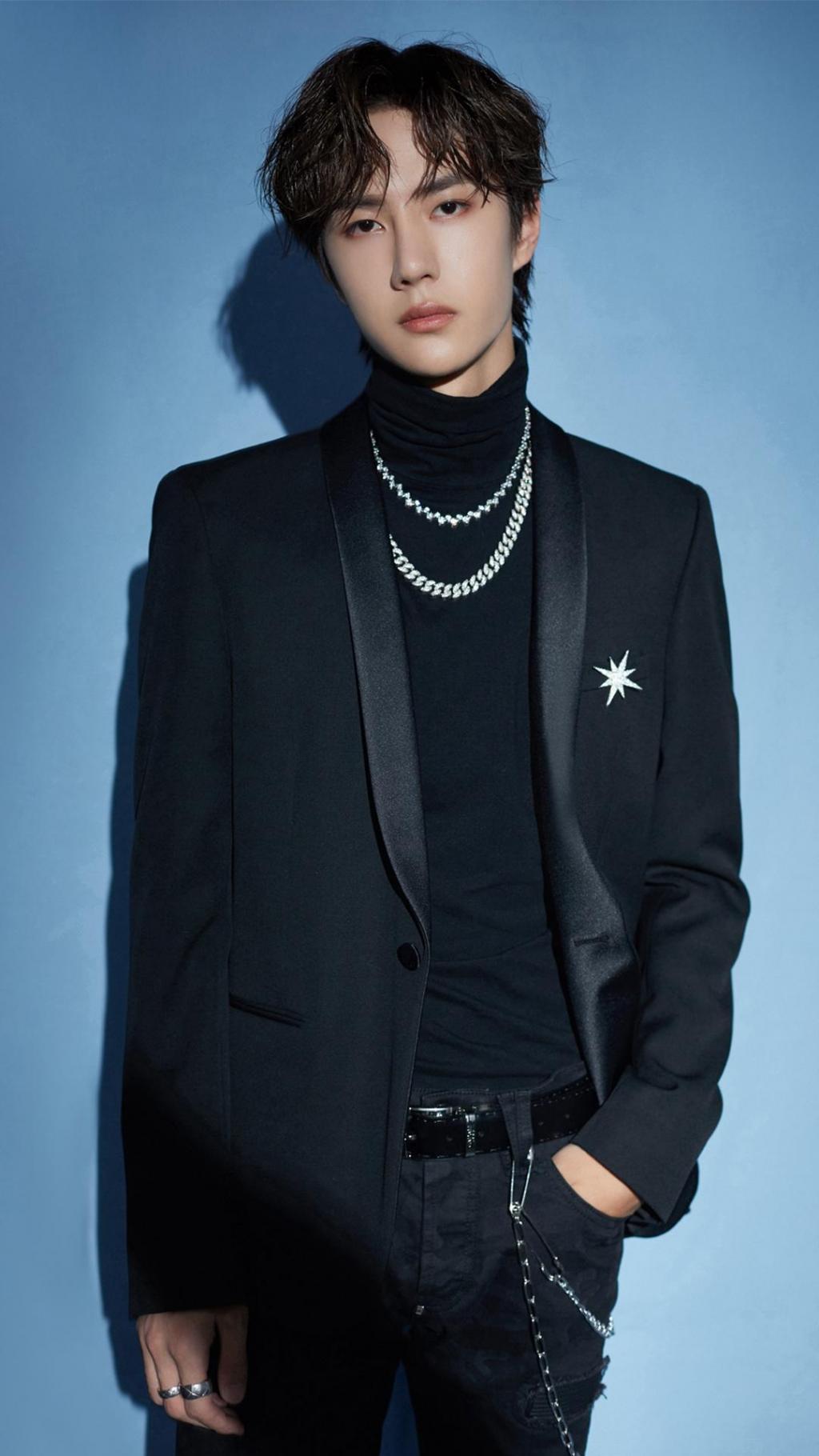 王一博黑色礼服优雅贵气写真