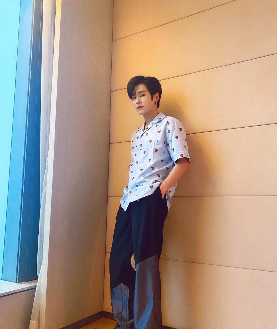 小鲜肉李汶翰时尚休闲阳光帅气写真